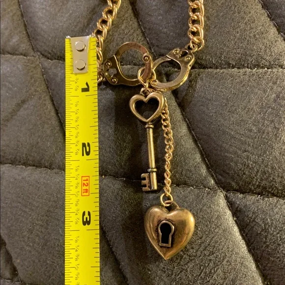 Handcuffs, key and keyhole pendants on 16” gold tone novelty necklace - Picture 4 of 4